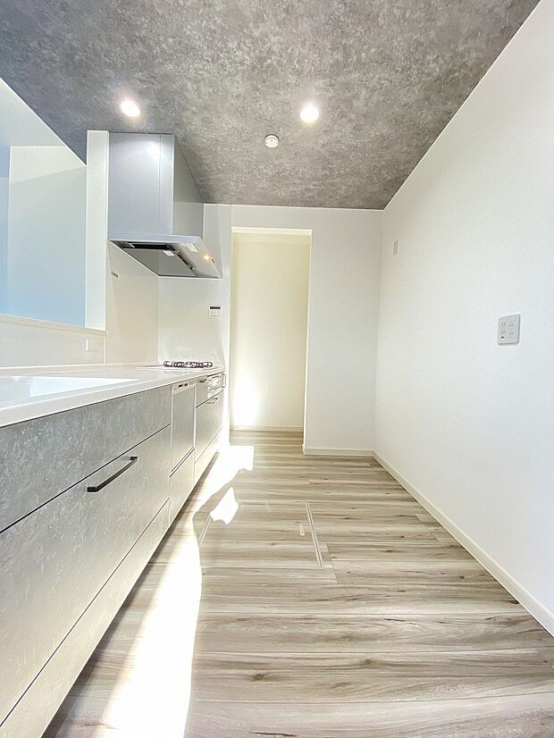 仲良しのお友達の来訪時もついついおしゃべりがとまりません。夕ご飯やお茶の準備をしながらも、おしゃべりを続けられる対面キッチン。