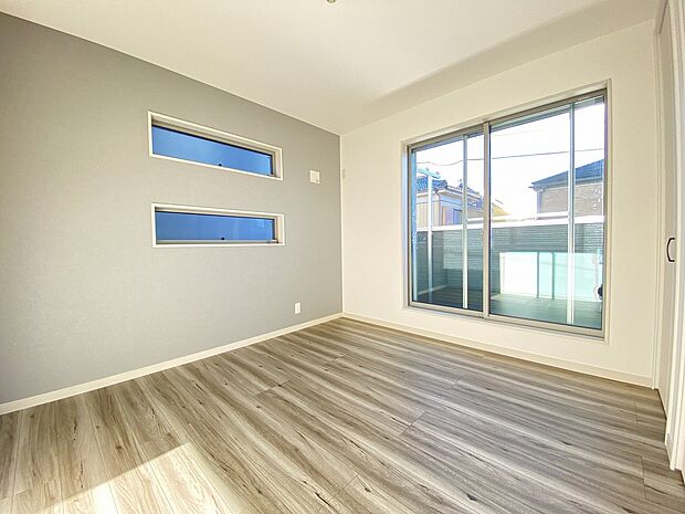 寝室の外から入ってくる心地いい風と明るい光、そして鳥の鳴き声をBGMに今日も一日が始まりそうです。