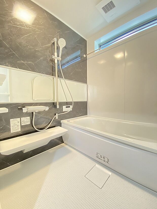 落ち着いた色合いで疲れた体を癒してくれる、贅沢な寛ぎ空間です。