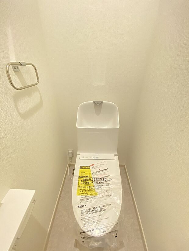 壁付けリモコンで、操作もしやすいウォシュレット付きのトイレ。