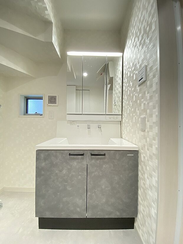 ヘアセットの時も嬉しい3面鏡。後ろ姿もしっかりチェックできます。