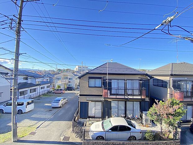 お洗濯やお布団を干すだけでなく、室内に開放感と外の色彩豊かな風景を運んでくれます。