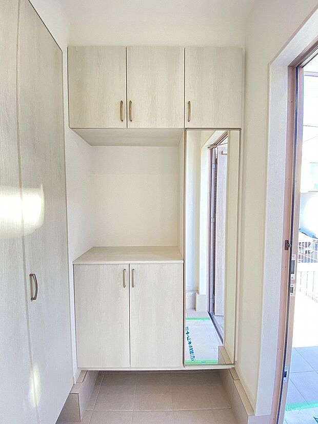 玄関から入ってくる爽やかな風と優しい光、鳥の鳴き声がBGMとして流れてくる玄関。