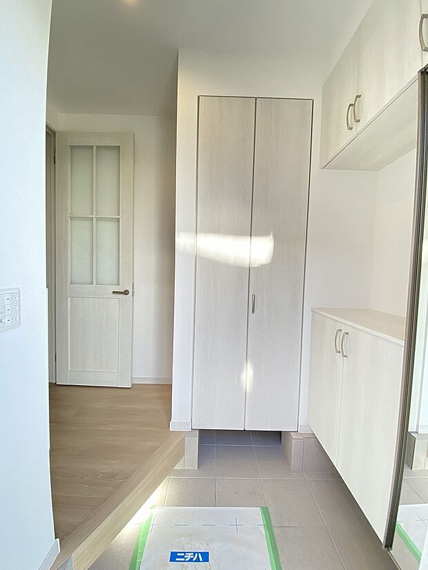 自然のが入るように設計された明るい玄関。