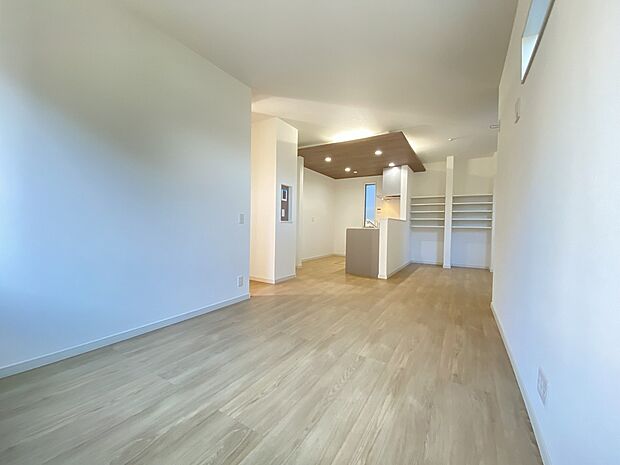 お気に入りのインテリアも引き立つ、優しい色調のフローリングと白いクロス。落ち着いた空間です。