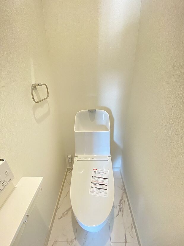 壁付けリモコンで、操作もしやすいウォシュレット付きのトイレ。