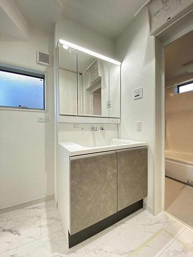 朝の身支度も二人で使えるワイドな洗面化粧台。今日の予定やイベントを話しながら、忙しい朝も家族でにぎわいそうな空間です。