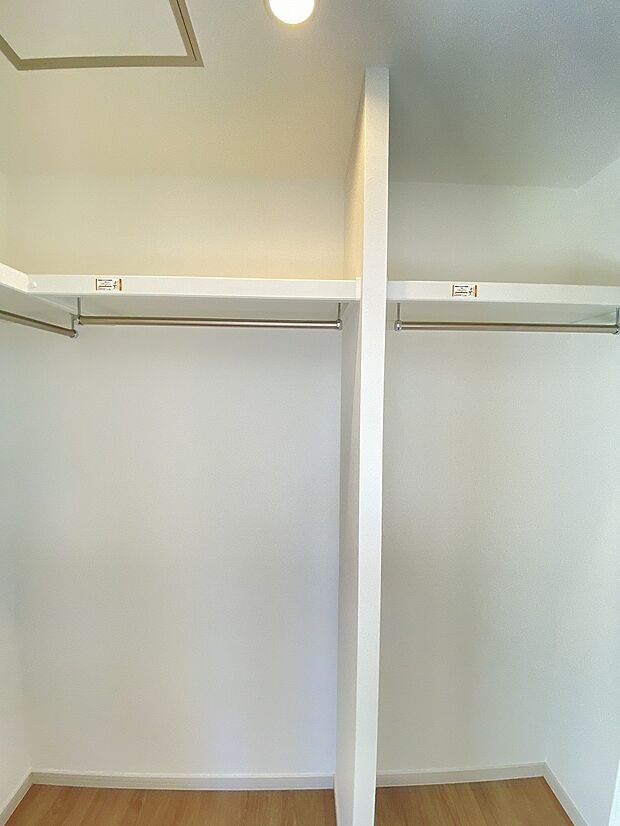 クローゼットに入るお洋服も見やすく、毎日に服選びも楽しくなりますね。