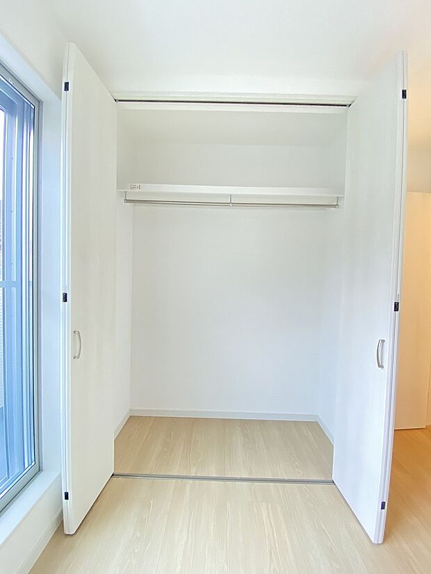 ご夫婦でまたは季節ごとに分けてなど、使勝手のいい2か所のクローゼット。