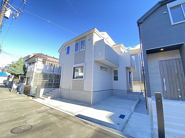 澄み渡る青空、ご家族との未来を育む新しい生活がここから始まります。