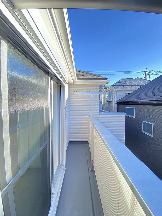 外の緑が室内まで彩ってくれます。