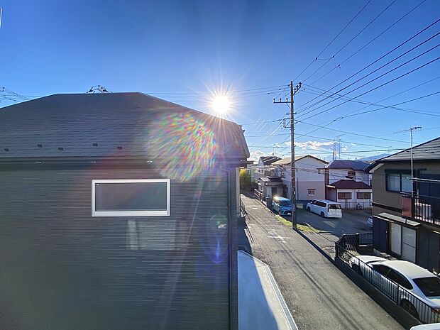 お洗濯やお布団を干すだけでなく、室内に開放感と外の色彩豊かな風景を運んでくれます。