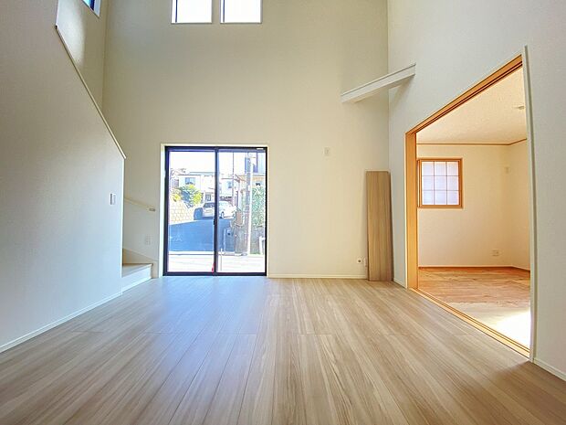 温かみのある空間で、家族の時間が心地よく流れるリビングです。