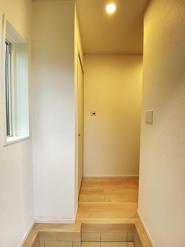 白を基調にした玄関が、家族をそっと迎えてくれる優しい空間です。