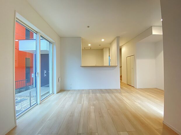 お気に入りのインテリアも引き立つ、優しい色調のフローリングと白いクロス。落ち着いた空間です。