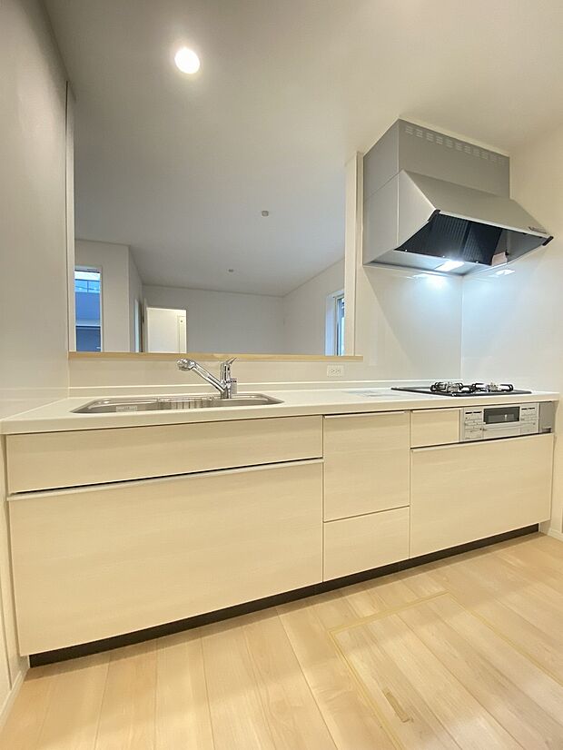 白を基調とした明るいキッチン。上段下段と収納力に期待がもてます。