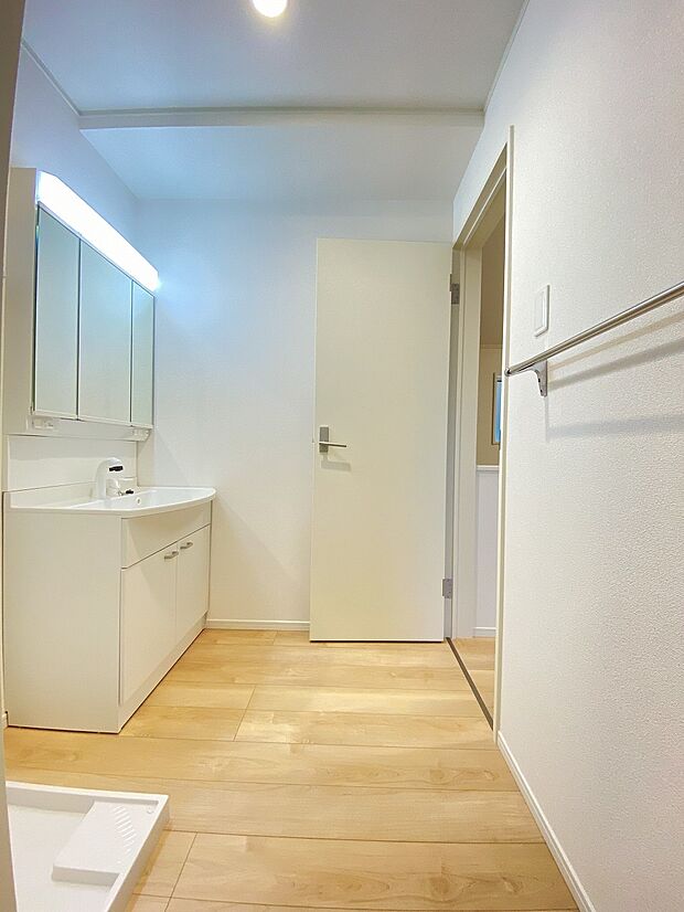 小窓があり、曇りやすい洗面スペースもすぐに換気ができます。