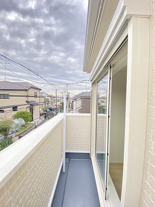 陽光あふれる青空の下、開放感と快適さが共存する理想の住環境です。