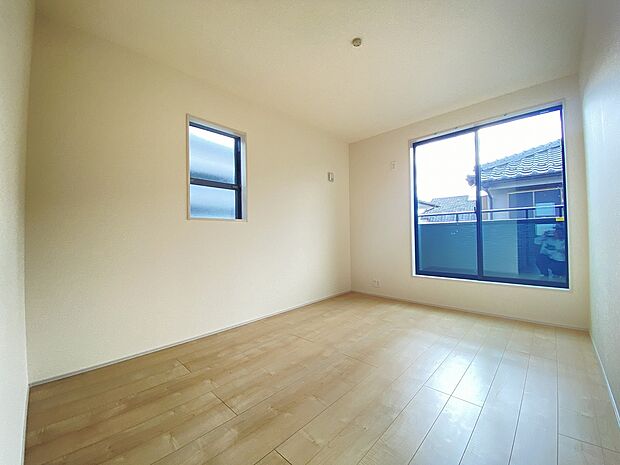 バルコニーはお洗濯やお布団を干すだけでなけでなく、室内に開放感と外の色彩豊かな風景を運んでくれます。