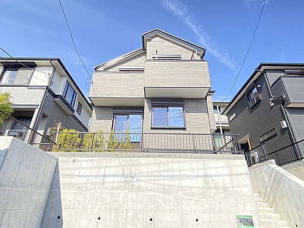 色のコントラストが生む、洗練された外観デザインのお住まいです。