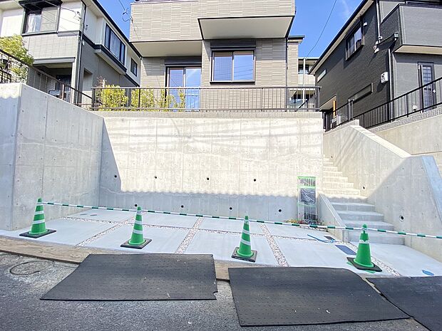 ゆったりとした駐車スペースは、運転の苦手な方にもオススメです。