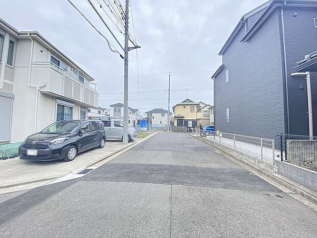 落ち着きとゆとりが感じられる、穏やかな街並みのお住まいです。