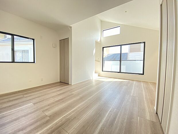 温かみのある空間で、家族の時間が心地よく流れるリビングです。