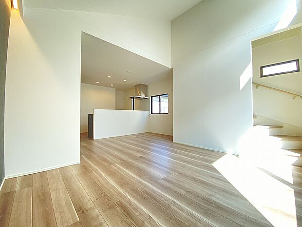 清潔感を溢れる白を基調としたリビング。どんなテイストにもマッチしてくれそうです。