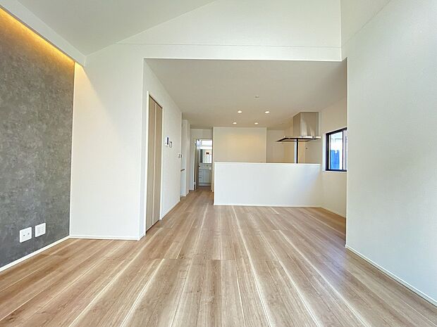 広さのあるリビング。家具選びやレイアウトの幅も広がります。