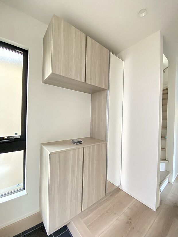 豊富な収納力で靴をまとめて片づけられ、玄関を清潔にキープできます。