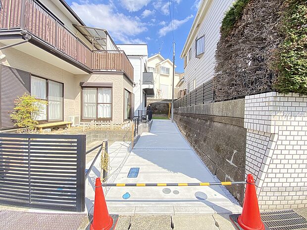 落ち着きとゆとりが感じられる、穏やかな街並みのお住まいです。