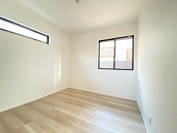 静かに気品を漂わせる、美しく整えられた洋室です。