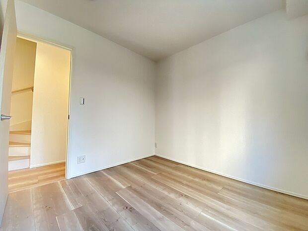 全居室フローリング。ちょっと汚れた時もすぐに拭き取れます。清潔さも長持ち