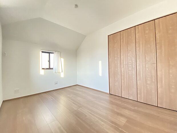 カーテンやラグを変えるだけで雰囲気が一変。自分らしいお部屋づくりが楽しめます。