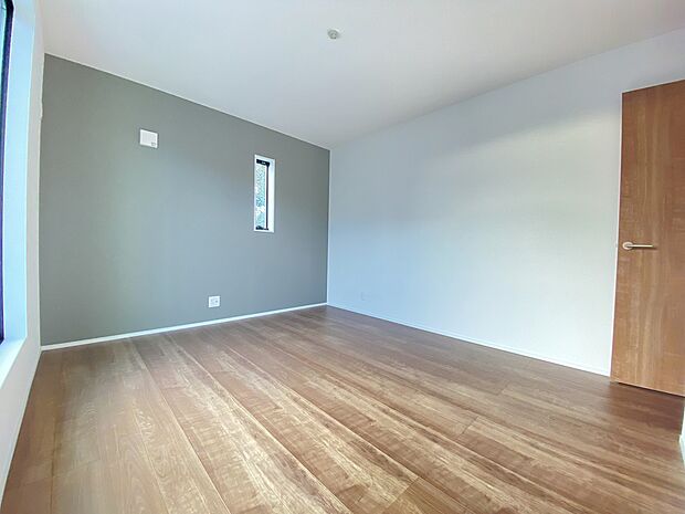 バルコニーはお洗濯やお布団を干すだけでなけでなく、室内に開放感と外の色彩豊かな風景を運んでくれます。