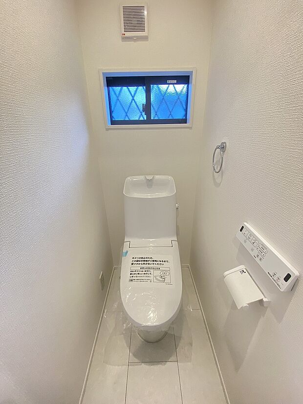 壁付けリモコンで、操作もしやすいウォシュレット付きのトイレ。
