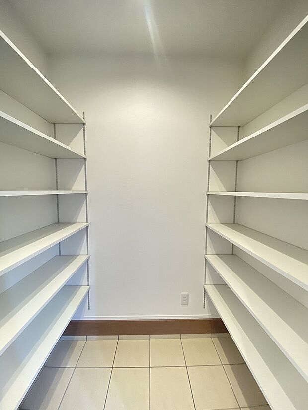 豊富な収納力で靴をまとめて片づけられ、玄関を清潔にキープできます。