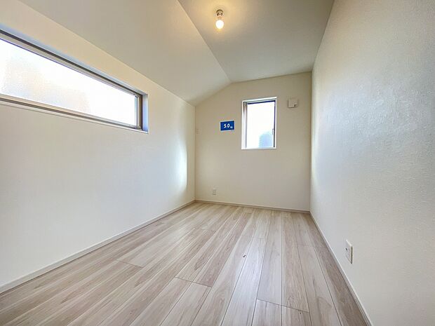 お好みのカーテンやラグで、自分好みにカスタマイズ