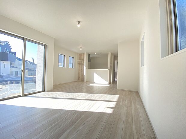 お気に入りのインテリアも引き立つ、優しい色調のフローリングと白いクロス。落ち着いた空間です。