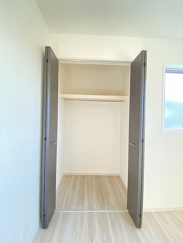 クローゼットに入るお洋服も見やすく、毎日に服選びも楽しくなりますね。