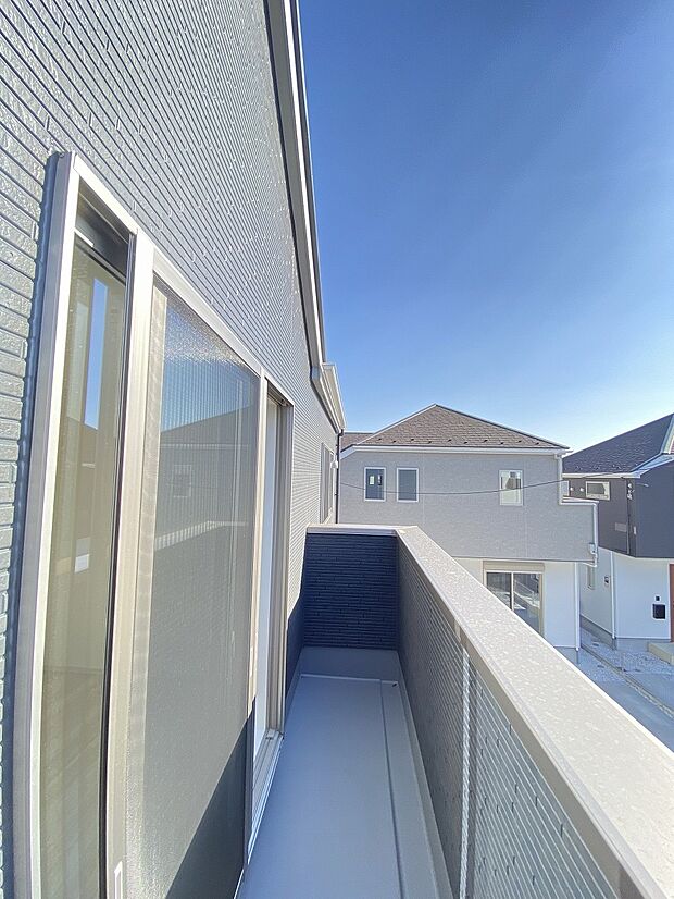 青空につながる広いバルコニーは気分転換にもオススメです。