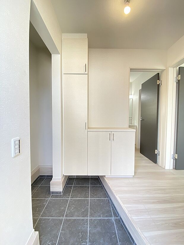 穏やかな色合いと自然光が、家族をあたたかく包む玄関です。