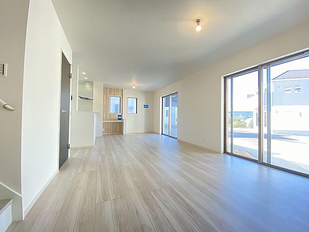 白と木のコントラストが映える家族の絆を紡いでくれるリビング。