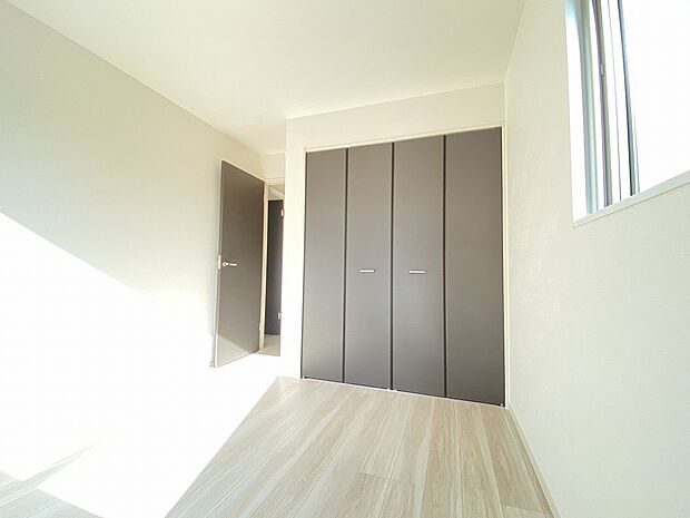 穏やかな時間が漂う、心休まる寝室です。ゆっくり休んで一日の疲れもとれそうですね。