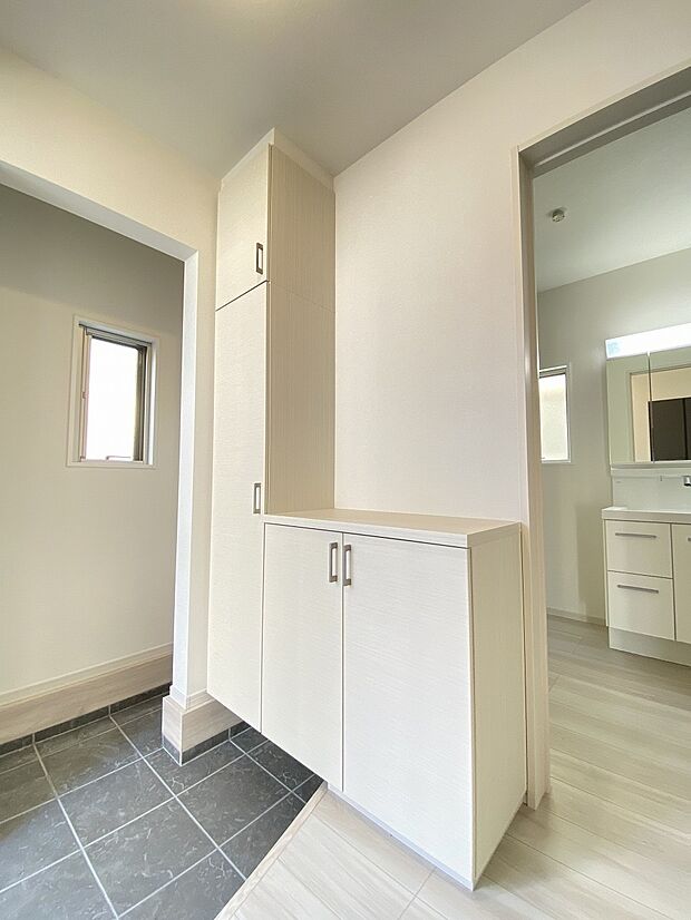 靴があふれても安心。シューズインクロークで整頓された玄関を。