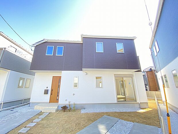 モダン＆スタイリッシュな落ち着きある黒い外観のお住まいです。