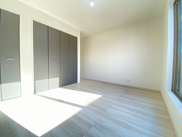 木々が風で揺れる音や、小鳥たちの鳴き声をBGMに室内でゆったりとプライベートタイムをお過ごしいただけます。