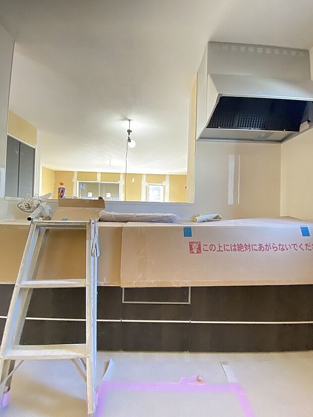 仲良しのお友達の来訪時もついついおしゃべりがとまりません。夕ご飯やお茶の準備をしながらも、おしゃべりを続けられる対面キッチン。