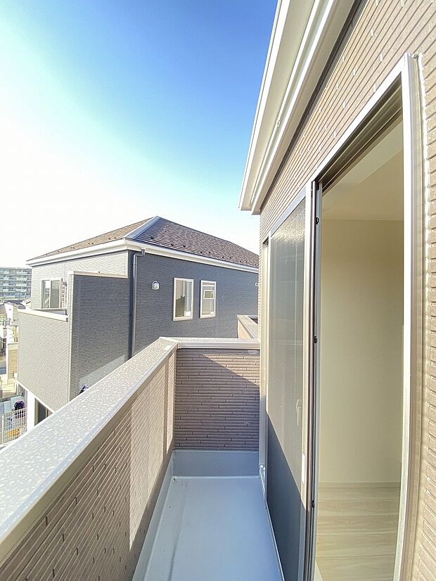 外の緑が室内まで彩ってくれます。