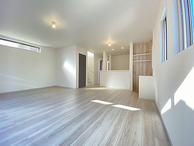 お気に入りのインテリアも引き立つ、優しい色調のフローリングと白いクロス。落ち着いた空間です。